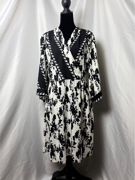 CAbi Dresses & Skirts - Cabi Floral Geometric Wrap Dress Women Small Black White 3/4 Sleeve Pockets VGUC
